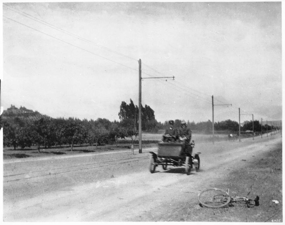 A car on the junction of Sunset and Hollywood Boulevards, looking east, ca.1904